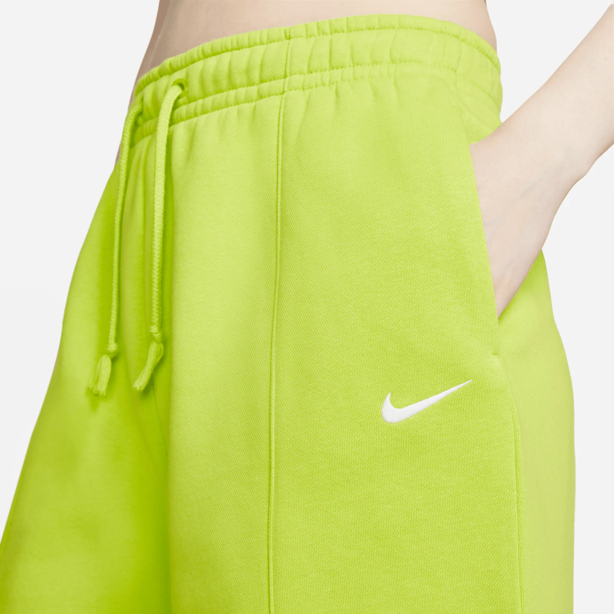 Nike Women's Essential Fleece Short Atomic Green