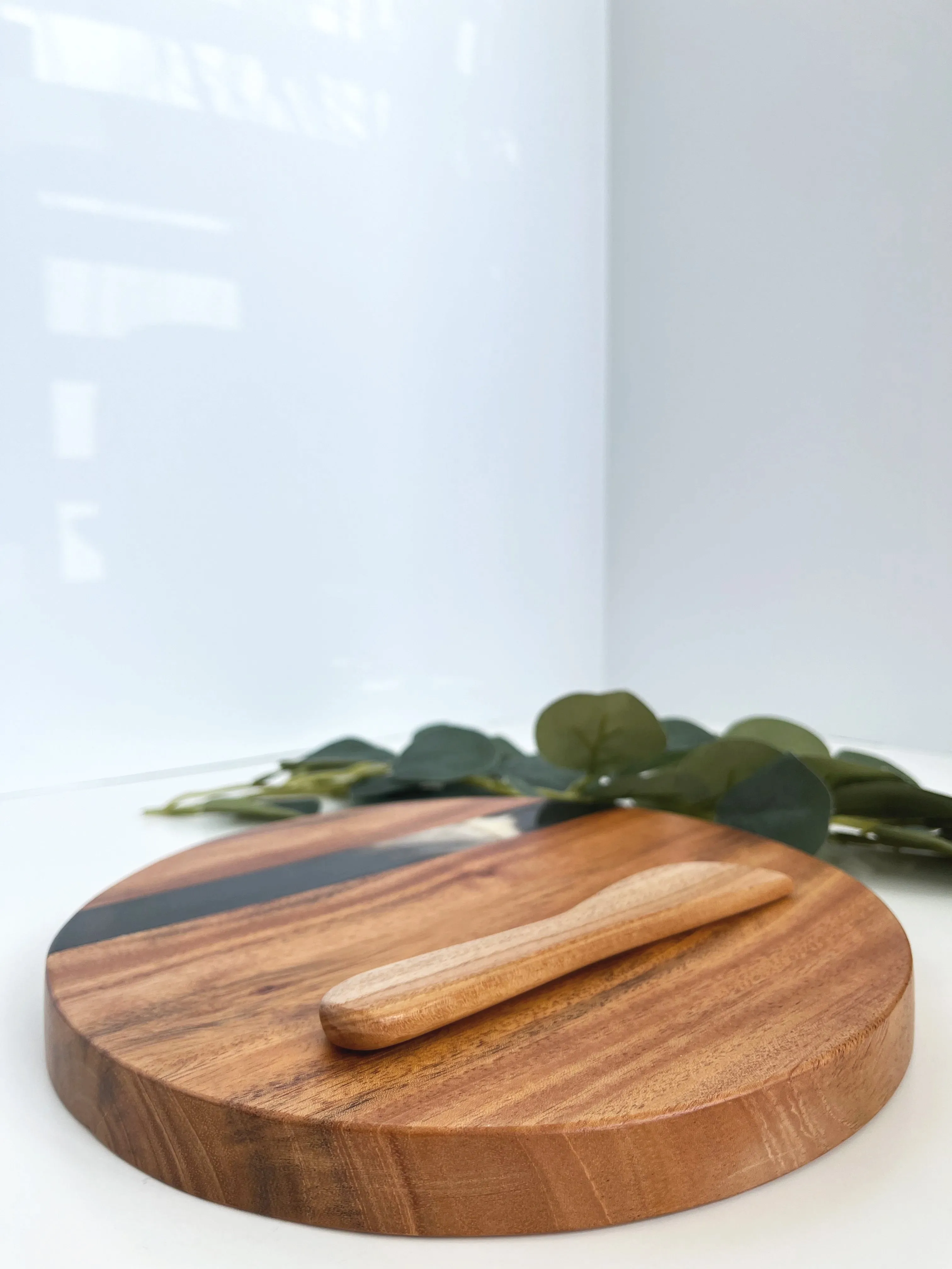 Round Cheese Board with Spreader